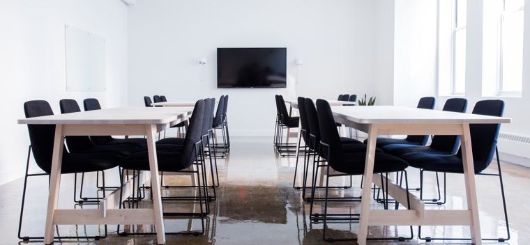 Interior de una sala de juntas de unas oficinas